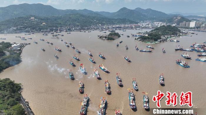 漁船駛離石浦港。王剛 攝