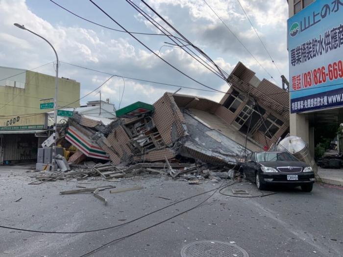 花蓮玉里鎮(zhèn)一處7-11樓房倒塌，警方表示傷亡未明。圖片來源：臺(tái)灣“中央社” 