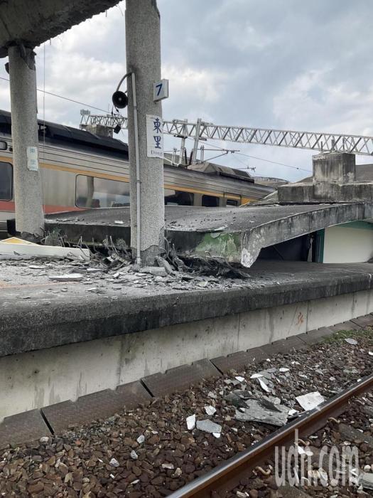 臺東富里東里車站今天下午發(fā)生地震后，月臺倒塌、列車傾斜。記者卜敏正／翻攝