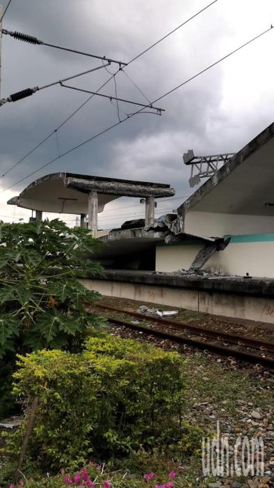 臺東富里東里車站今天下午發(fā)生地震后，月臺倒塌、列車傾斜。記者卜敏正／攝影