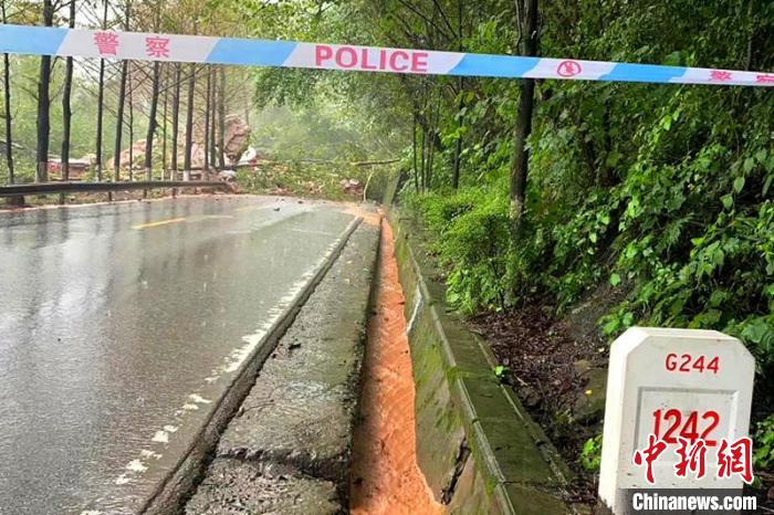 四川巴中強(qiáng)降雨國(guó)道244線(xiàn)南江段山體滑坡致道路中斷