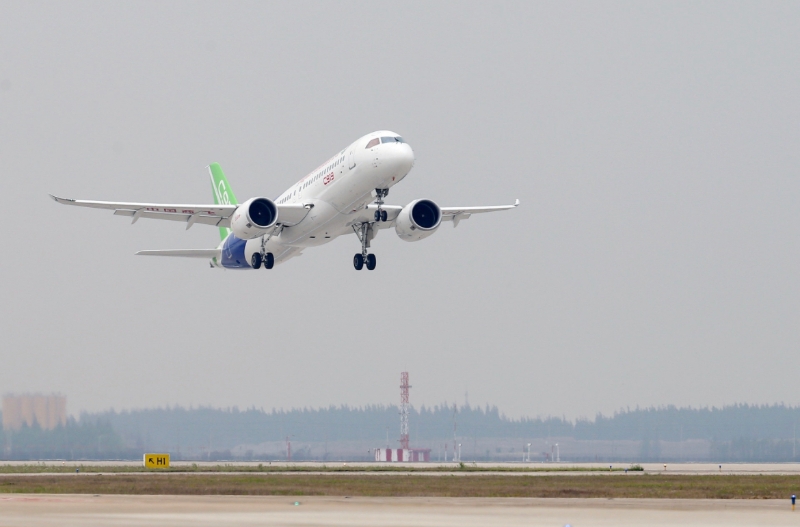 2017年5月5日，國產(chǎn)大型客機(jī)C919在上海浦東國際機(jī)場首飛成功。（圖源：新華社）