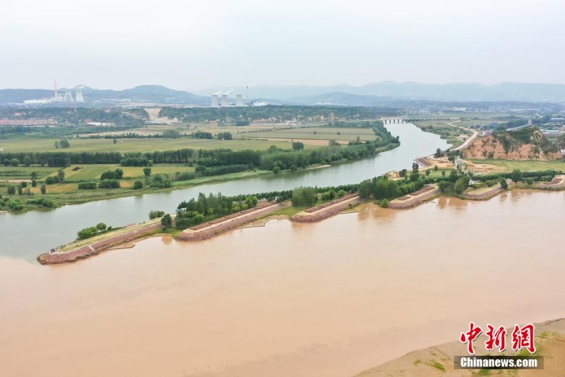 航拍“水上太極” 洛河黃河現(xiàn)一清一濁交匯盛景