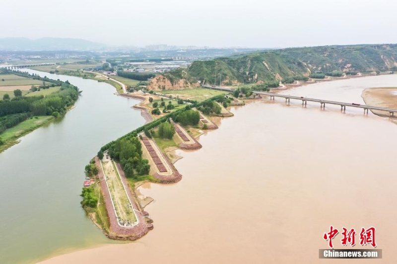 航拍“水上太極” 洛河黃河現(xiàn)一清一濁交匯盛景