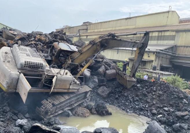 高雄市小港區(qū)某工廠起火，1名鋼鐵廠越南籍工人死亡。圖片來源：臺灣《聯(lián)合報》林保光翻攝。