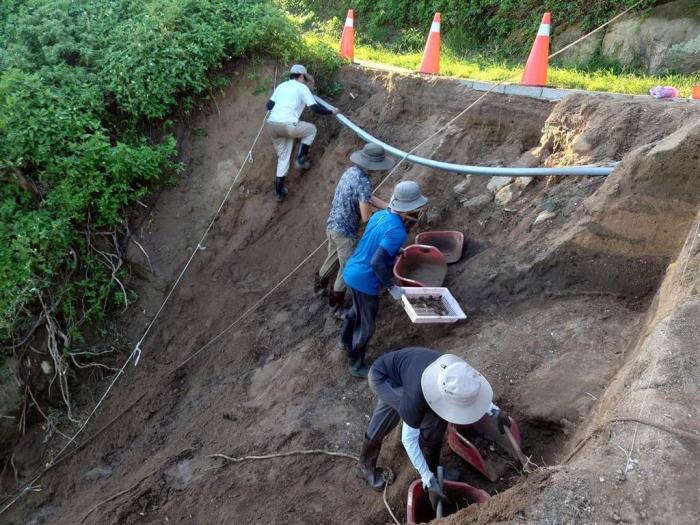 臺灣“清大”人類學研究所在北竿短坡山進行考古遺址道路邊坡緊急處置計劃，現(xiàn)場出土大量陶石器。圖片來源：臺灣“中時新聞網(wǎng)”(臺灣“清大”人類學研究所提供)