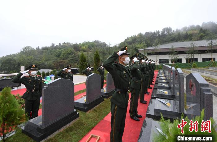 武警官兵向烈士獻花、敬軍禮?！」鶄魑?攝