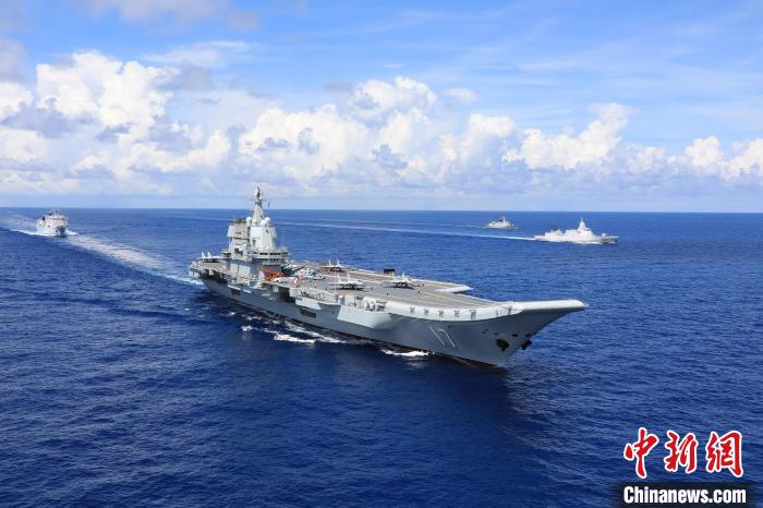 2022年8月6日，山東艦航母編隊(duì)進(jìn)行航渡?！“材?攝