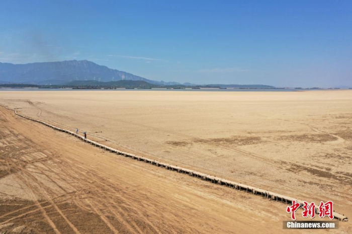 資料圖：航拍位于江西省九江市都昌縣鄱陽(yáng)湖水域的明代古橋“千眼橋”。 劉占昆 攝