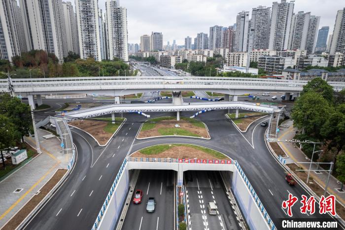 圖為人行天橋所處路段，城市高架橋、下穿道交錯，形成“路上有路、橋上有橋”景觀?！￡愽?攝