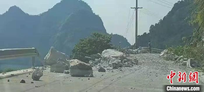 圖為地震造成山區(qū)道路受損。　東蘭宣傳部供圖