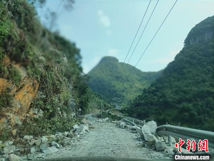 圖為地震造成山區(qū)道路受損?！|蘭宣傳部供圖