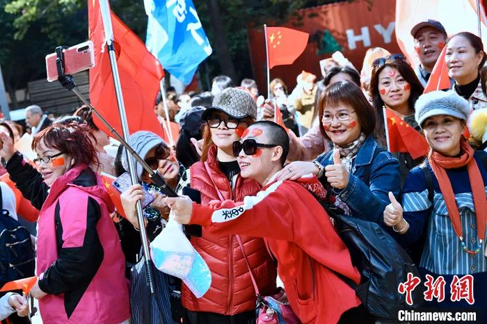 資料圖：2019年12月7日，數(shù)千名香港市民在香港島港灣道花園參與愛國護(hù)港撐警活動(dòng)。<a target='_blank' href='/'>中新社</a>記者 李志華 攝 