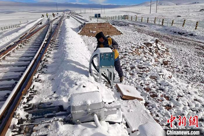 梁海峰在白雪皚皚的青藏鐵路唐古拉南站檢查信號設(shè)備?！±顒P豐 攝