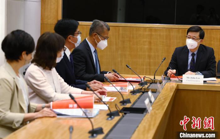 李家超7日在社交媒體表示，將審視涉及土地供應(yīng)及公營房屋報告的建議，并考慮納入施政報告?！±罴页缃幻襟w 攝