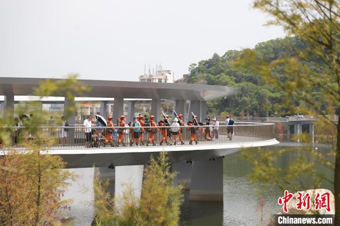 森林消防員穿梭在東坪山山海健康步道開(kāi)展攜裝巡護(hù)?！↑S山鴻 攝