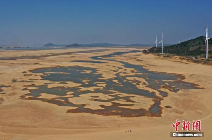 在江西省九江市都昌縣鄱陽湖水域，干涸的湖床形成多個大小不同的水洼，幾名游客正在灘涂上行走。(資料圖) 劉占昆 　攝