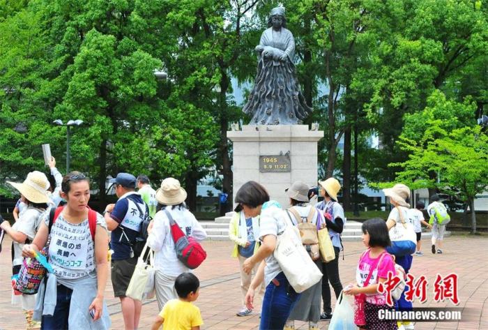 日本長崎市民帶著孩子到該市核爆中心地公園參加和平教育活動。呂少威 攝
