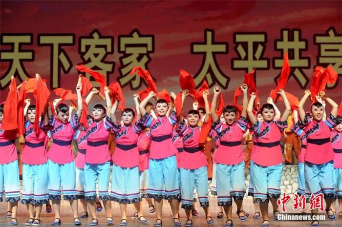 2020年9月，原生態(tài)客家風(fēng)情歌舞集《土樓神韻》在福建省永定客家博覽園演藝中心上演。張金川 攝
