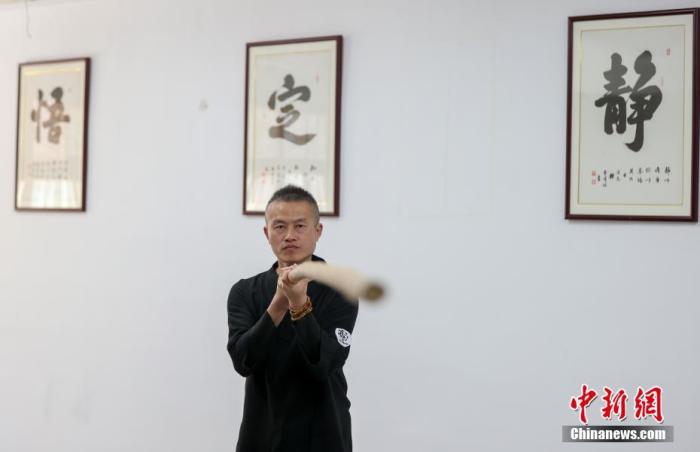 10月11日，在位于武漢市漢陽區(qū)的一家武館，46歲的臺胞陳文挺正在練習棍法。<a target='_blank' href='/'>中新社</a>記者 張暢 攝