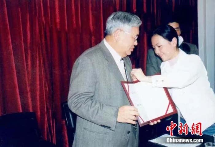 2004年3月客座教授聘任儀式上，曾永義先生(左)佩戴武漢大學(xué)?；?。鄭傳寅教授供圖