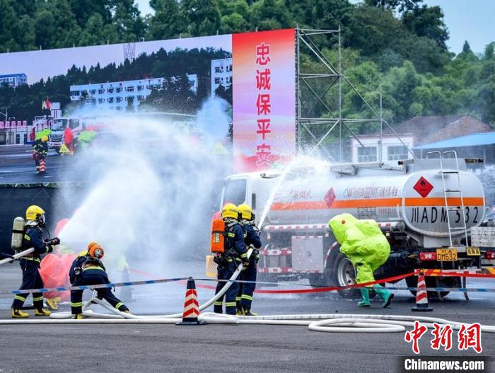 四川開(kāi)展油罐車(chē)救援演練現(xiàn)場(chǎng)?！∷拇ㄏ拦﹫D