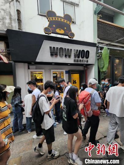 每逢節(jié)假日，“WOW WOO熊霸”港式小食連鎖店生意特別好。　受訪者 供圖