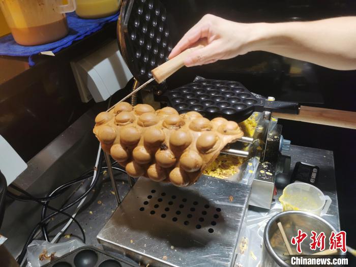 店家制作港式小食雞蛋仔?！∈茉L者 供圖