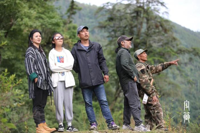 圖為央金拉姆一家和白馬雪山護(hù)林員父子余建華(右一)、余忠華(中) 劉格祥 攝