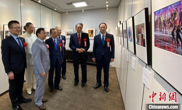 中國駐日本大使館臨時代辦楊宇、日本前首相鳩山由紀(jì)夫參觀攝影展?！≈鬓k方供圖