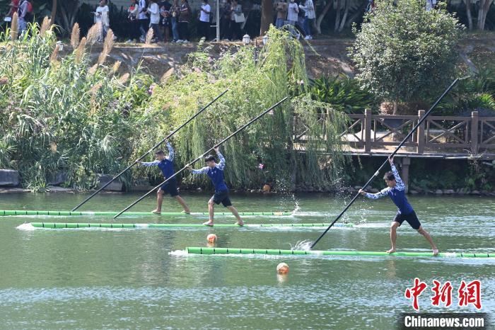 廣西河池學院學生進行獨竹漂技能練習?！⊥跻哉?攝