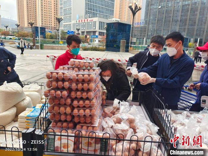 圖為青海省市場監(jiān)管局“暗訪”西寧市某露天超市?！∏嗪Ｊ∈袌霰O(jiān)督管理局供圖