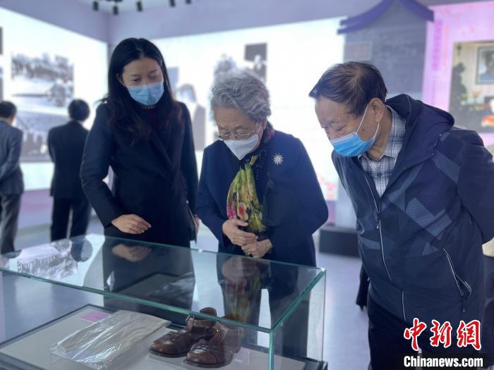 周恩來侄女、中國新聞社原副社長、北京大鸞翔宇慈善基金會創(chuàng)始會長周秉德等人參觀展覽?！⌒焐荷?　攝