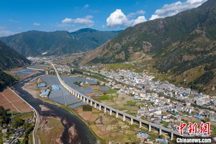 成昆鐵路復線峨冕段冕山特大橋?！⒅铱?攝