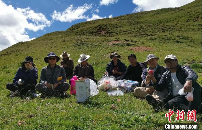 科研團(tuán)隊(duì)在熱魯盆地工作合影。　中科院青藏高原所 供圖