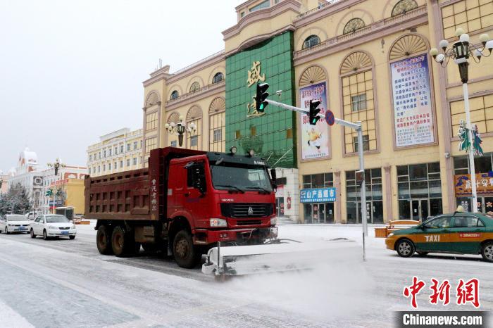 清雪機械晝夜兩班交替清理積雪?！∩厶炖?攝