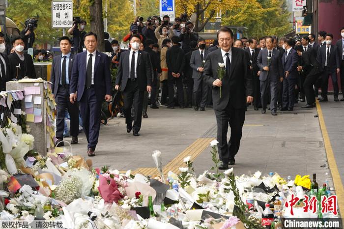 2022年11月1日，尹錫悅前往現(xiàn)場(chǎng)悼念首爾踩踏事故遇難者。