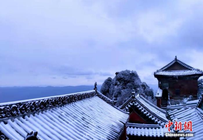 資料圖：圖為武當(dāng)山雪景一角。 許海芳 攝