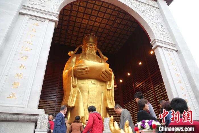 蘇州包山禪寺內(nèi)的天下第一文財(cái)神范蠡。文財(cái)神是中國(guó)儒商鼻祖范蠡，集道德、儒雅、財(cái)智于一身，世人皆譽(yù)其“忠以為國(guó)；智以保身；商以致富；成名天下?！崩羁′h 攝
