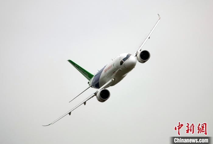 中國C919大型客機在航展上進行精彩飛行表演。　<a target='_blank' href='/'>中新社</a>記者 孫自法 攝