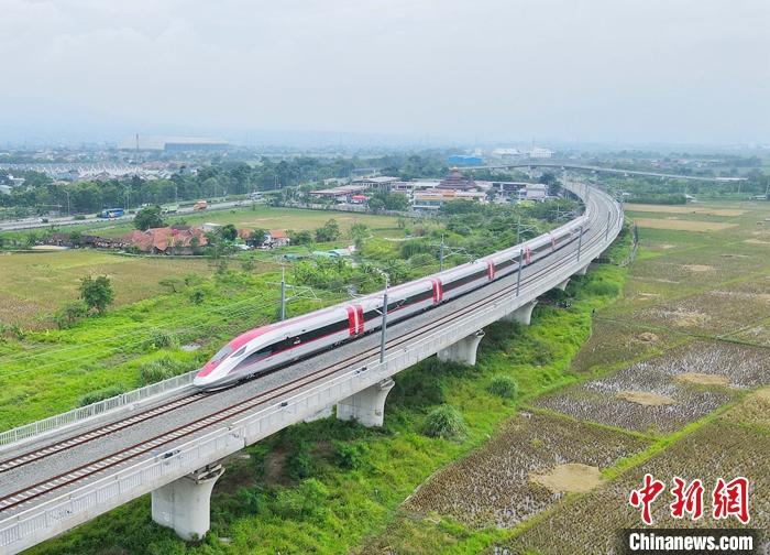 當?shù)貢r間11月9日，隨著一列中國制造的高速動車組緩緩駛出萬隆德卡魯爾站，印尼雅萬高鐵試驗段接觸網(wǎng)熱滑試驗全面展開。這也是該動車組首次在雅萬高鐵線路上亮相。 <a target='_blank' href='/'>中新社</a>發(fā) 李培養(yǎng) 攝