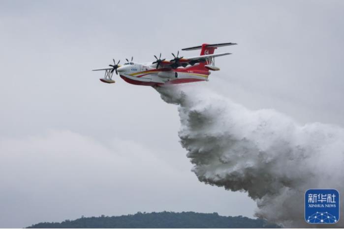 AG600M全狀態(tài)新構(gòu)型滅火機在第十四屆中國航展上進行投水演示(11月8日攝)。新華社記者 劉大偉 攝