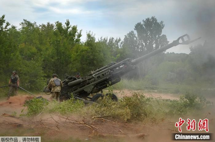 資料圖：烏軍士兵使用美國提供的M777榴彈炮向俄軍陣地開火。