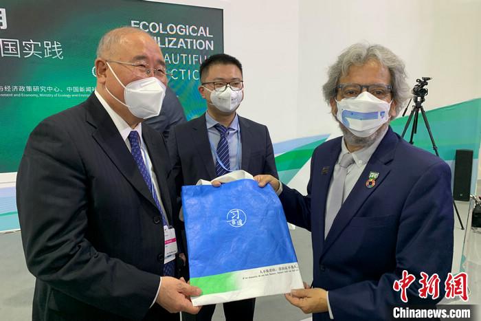 解振華特使向COP20主席、秘魯前環(huán)境部長比達爾贈送“習言道”紀念品。<a target='_blank' href='/' >中新網(wǎng)</a>記者 陳天浩 攝