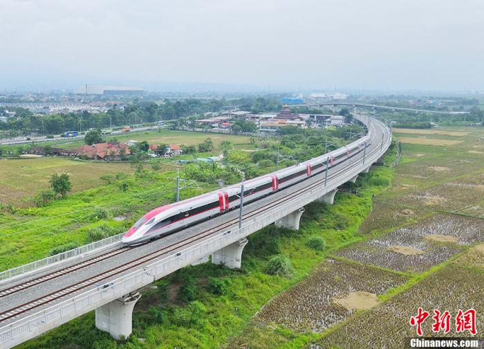 資料圖：當(dāng)?shù)貢r間2022年11月9日，隨著一列中國制造的高速動車組緩緩駛出萬隆德卡魯爾站，印尼雅萬高鐵試驗段接觸網(wǎng)熱滑試驗全面展開。這也是該動車組首次在雅萬高鐵線路上亮相。 <a target='_blank' href='/'>中新社</a>發(fā) 李培養(yǎng) 攝