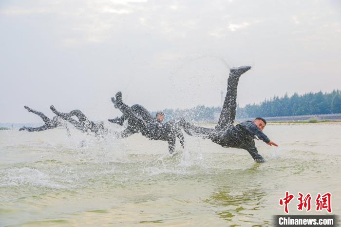 廣西武警特戰(zhàn)隊員乘風(fēng)破浪海訓(xùn)場上礪精兵