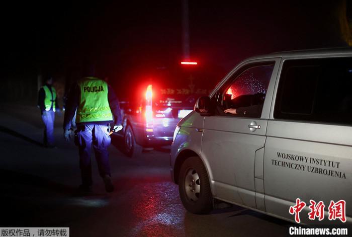 波蘭爆炸發(fā)生后，警車駛過封鎖線。