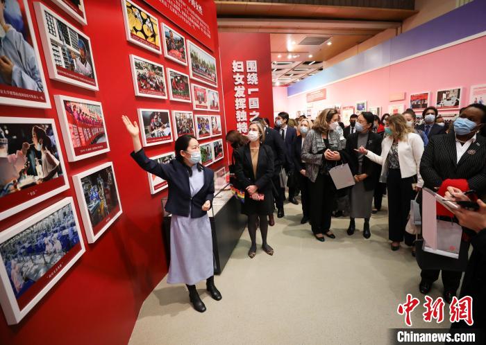 外賓們參觀“新時代的婦女兒童——中國婦女兒童事業(yè)發(fā)展十年成就展”?！≮w雋 攝