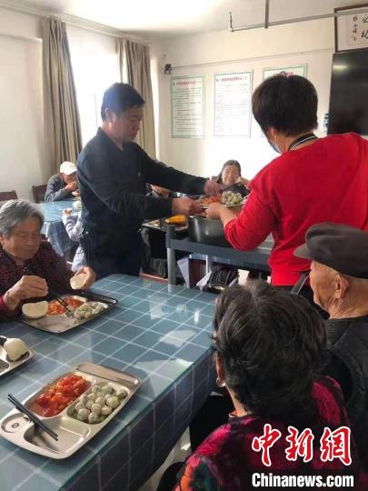 (資料圖)山東淄博從“一餐熱飯”破題養(yǎng)老服務“最后一公里”?！∈茉L者供圖