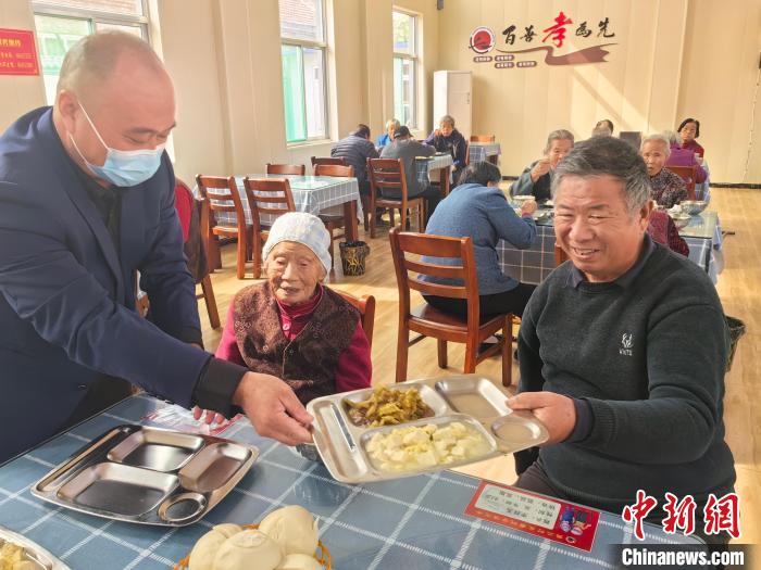 (資料圖)80歲以上的老人，在長者食堂內(nèi)就餐。　受訪者供圖